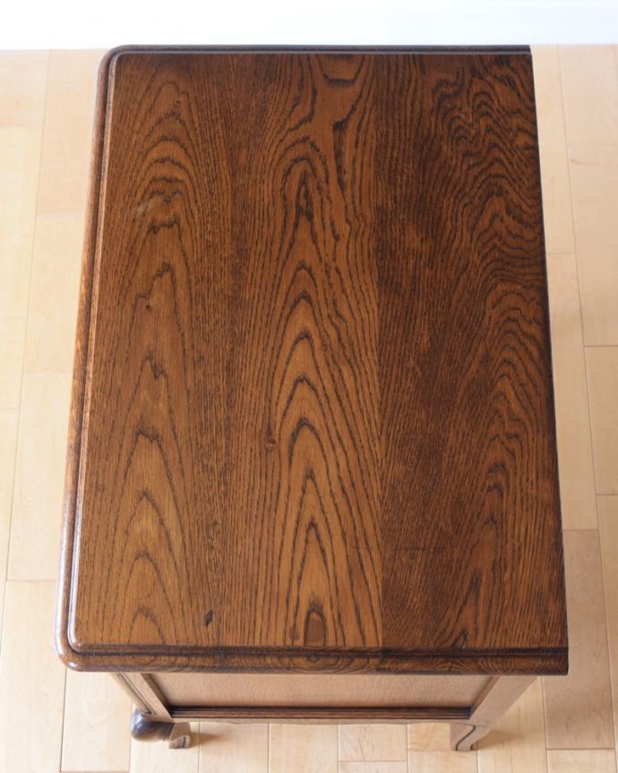 アンティークのチェスト　アンティーク家具　チェスト　何を置こうかな･･･？チェストを上から見るとこんな形です。(j-2707-f)