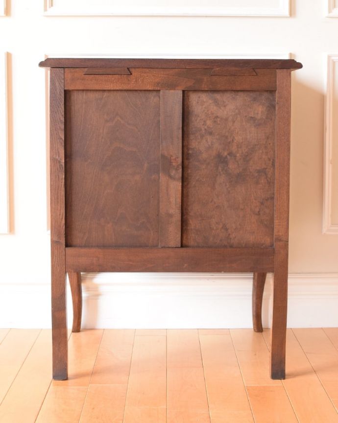 アンティークのチェスト　アンティーク家具　チェスト　修復したので後姿もキレイですアンティークは新品ではないので、もちろん経年変化によるキズはありますが、専門の職人が修復しています。(j-2707-f)