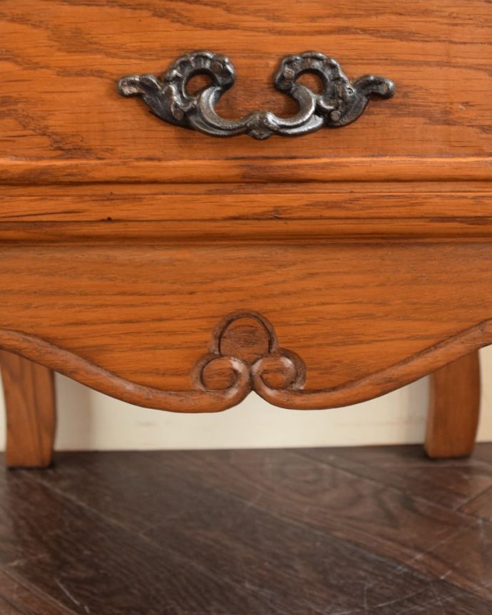 アンティークのチェスト　アンティーク家具　チェスト　フランスらしい彫りフランスらしさの象徴とも言える、優雅な彫りの装飾。(j-2708-f)