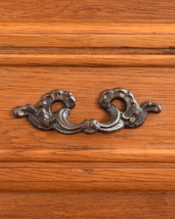 アンティークのチェスト　アンティーク家具　チェスト　開ける度にワクワクする取っ手優雅なデザインの取っ手。(j-2708-f)