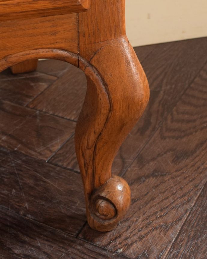 アンティークのチェスト　アンティーク家具　チェスト　女性1人でもラクラク運べますHandleのアンティークは、脚の裏にフェルトキーパーをお付けしています。(j-2708-f)