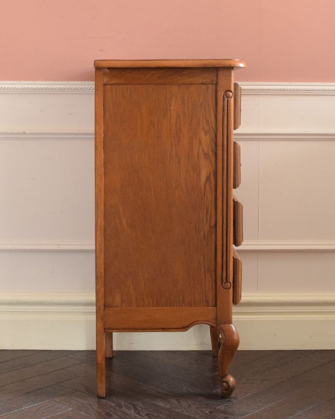 アンティークのチェスト　アンティーク家具　チェスト　横から見てもステキもちろん、横顔からもフランスらしい美しさが漂っています。(j-2708-f)