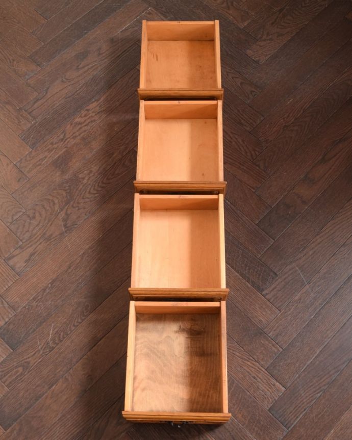 アンティークのチェスト　アンティーク家具　チェスト　引き出しの中もキレイですもちろん引き出しの中も職人がキレイ仕上げました。(j-2708-f)