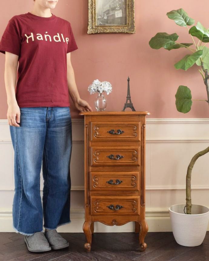 アンティークのチェスト　アンティーク家具　チェスト　フランスらしい優雅なアンティークのチェスト脚の美しい曲線美は、さすがフランスのアンティーク。(j-2708-f)