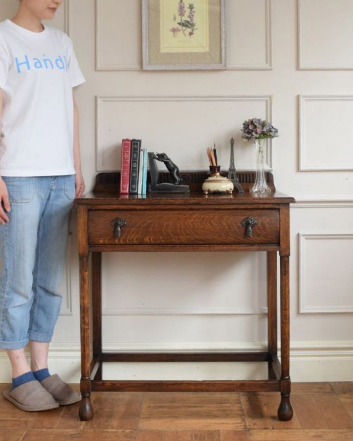 アンティークのテーブル　アンティーク家具　コンソール　壁からお部屋を彩ってくれるアンティーク家具コンソールテーブルは見せる場所を作ってくれる最強のアンティーク家具。(j-2709-f)