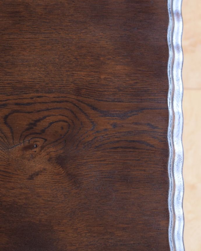 アンティークテーブルらしい木目
