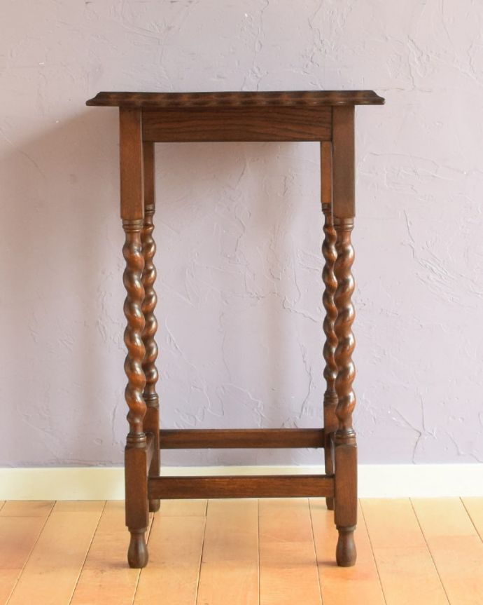 オケージョナルテーブルの後ろ姿