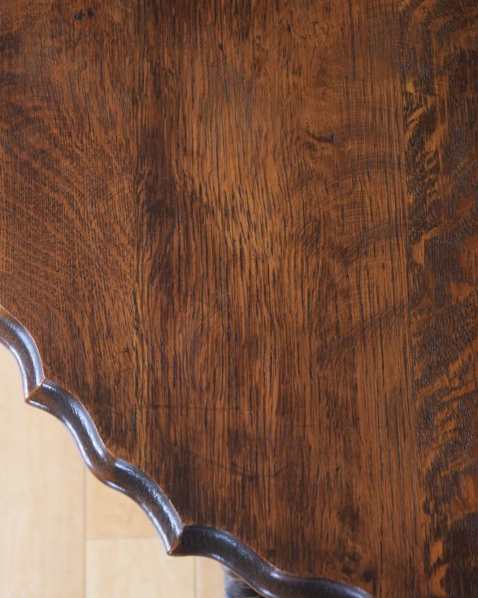 アンティークのテーブル　アンティーク家具　オケージョナルテーブル　近づいて見てみると･･･天板を見てみるとこんな感じです。(j-2711-f)