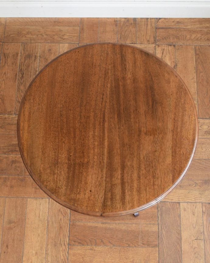 アンティークのテーブル　アンティーク家具　オケージョナルテーブル　天板を上から見ると･･･コーヒーテーブルの天板は毎日使う場所だから、しっかり修復しました。(j-2712-f)