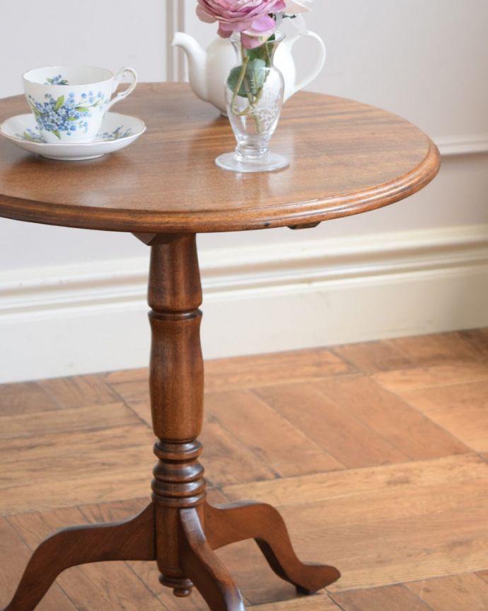 アンティークのテーブル　アンティーク家具　オケージョナルテーブル　安定感のあるトライポッドの脚先が3つに分かれているデザインのトライボッド。(j-2712-f)