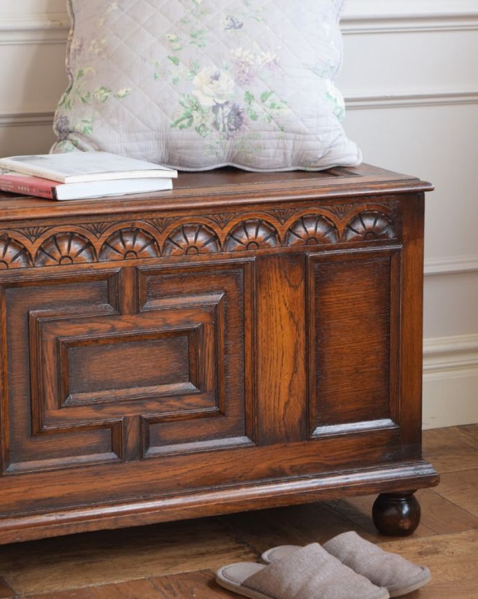 ブランケットボックス・収納ボックス　アンティーク家具　コファー　アンティークらしい彫りの美しさが魅力豪華な彫りの美しさがアンティークらしい雰囲気。(j-2713-f)