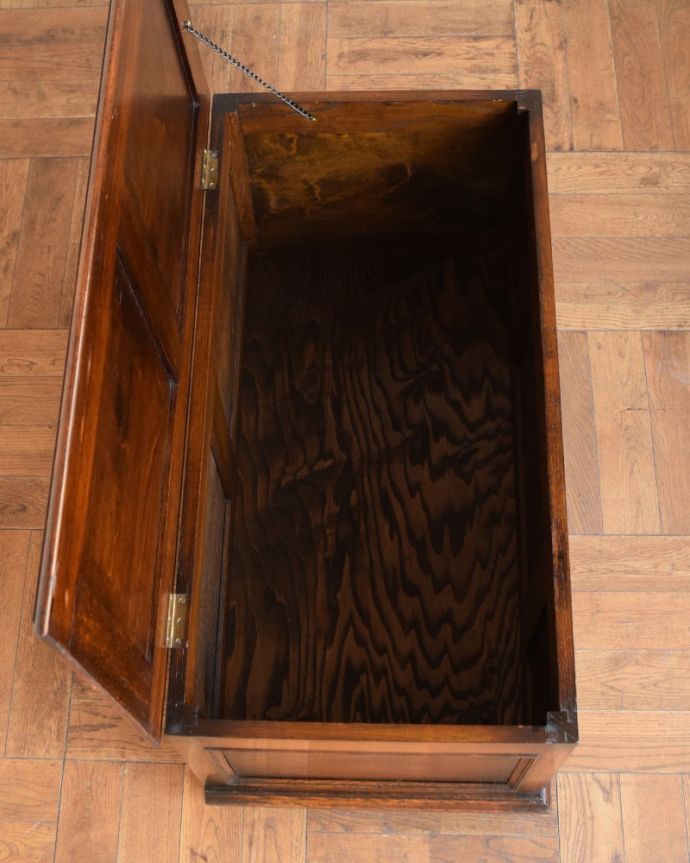 ブランケットボックス・収納ボックス　アンティーク家具　コファー　フタを開くと･･･本やクッション、ブランケットなど、リビングで散らかっているものをたっぷり収納できます。(j-2713-f)