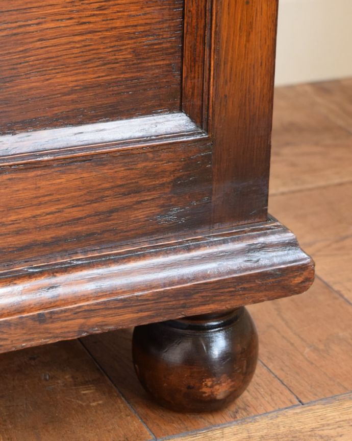 ブランケットボックス・収納ボックス　アンティーク家具　コファー　女性1人でラクラク運べちゃう仕掛けHandleのアンティークは、脚の裏にフェルトキーパーをお付けしています。(j-2713-f)