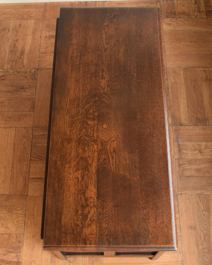 アンティークのブランケットボックスの天板