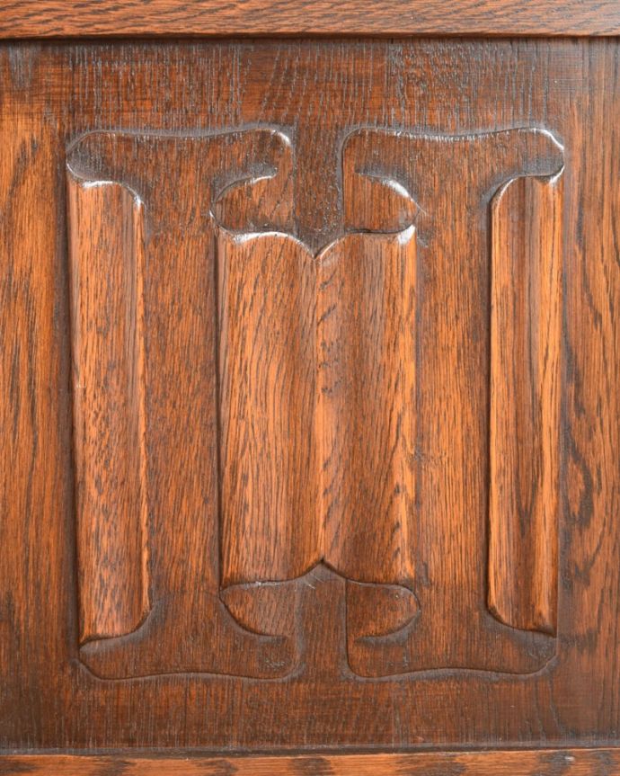 英国アンティーク家具らしい装飾