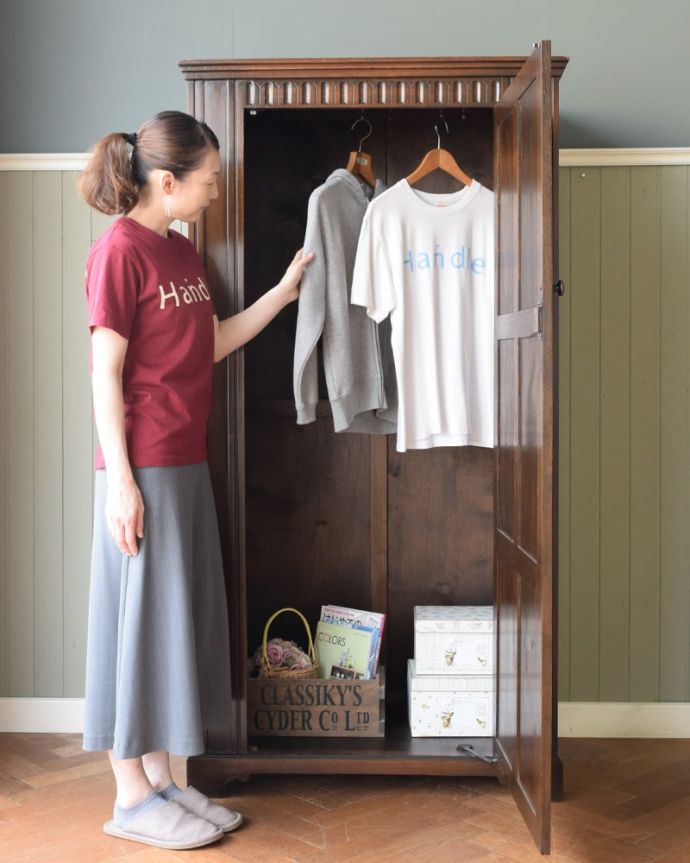 ワードローブ　アンティーク家具　ワードローブ　今日は何を着ようかな？お出かけ前のひとときも、このワードローブがあれば、さらに楽しい時間になります。(j-2715-f)