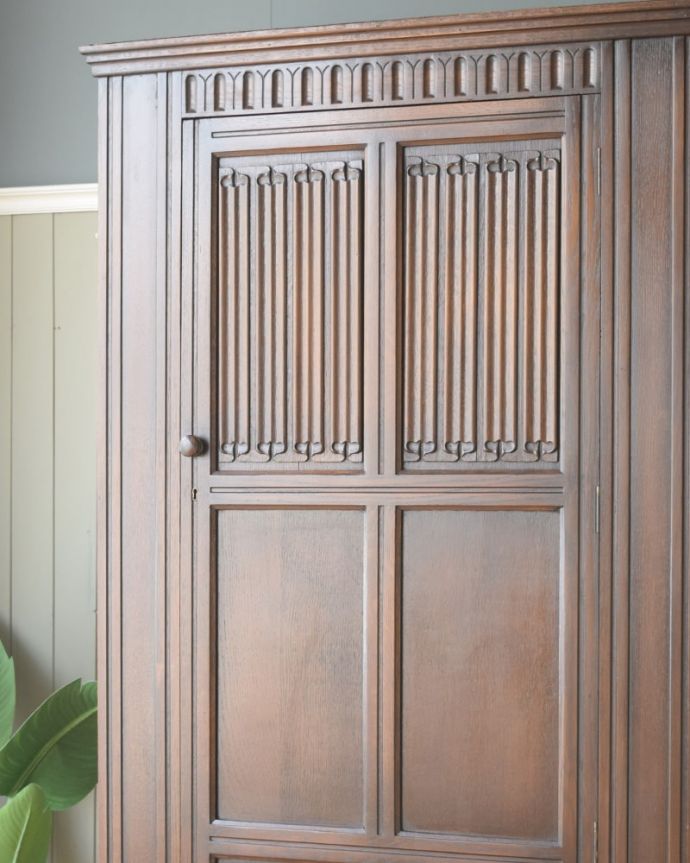 ワードローブ　アンティーク家具　ワードローブ　アンティークらしい装飾が魅力サイズの大きい家具だからこそ、やっぱり美しい装飾がアンティークの魅力。(j-2715-f)