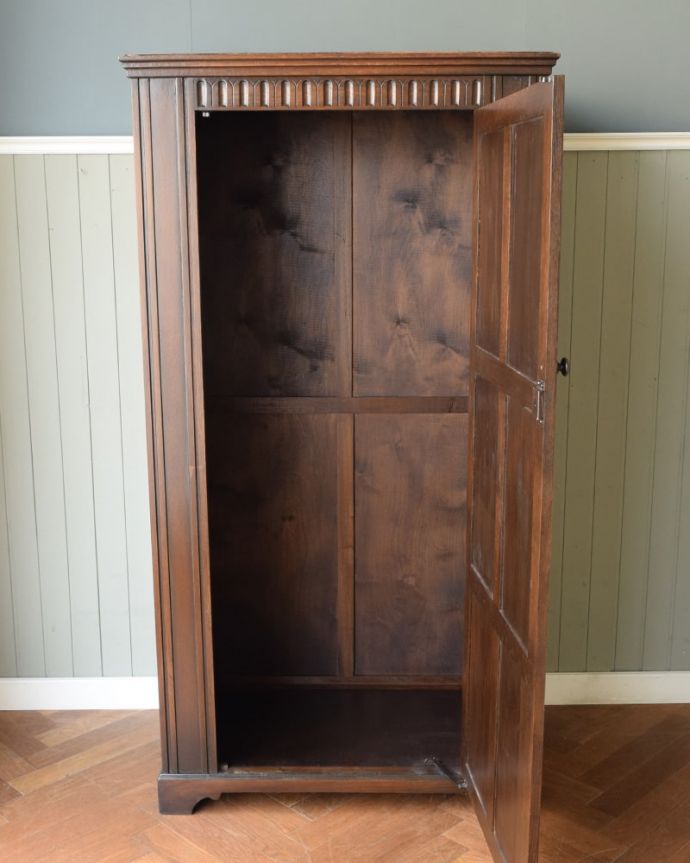 ワードローブ　アンティーク家具　ワードローブ　扉を開けて中を見ると･･･こんな感じで、たっぷり収納できます。(j-2715-f)