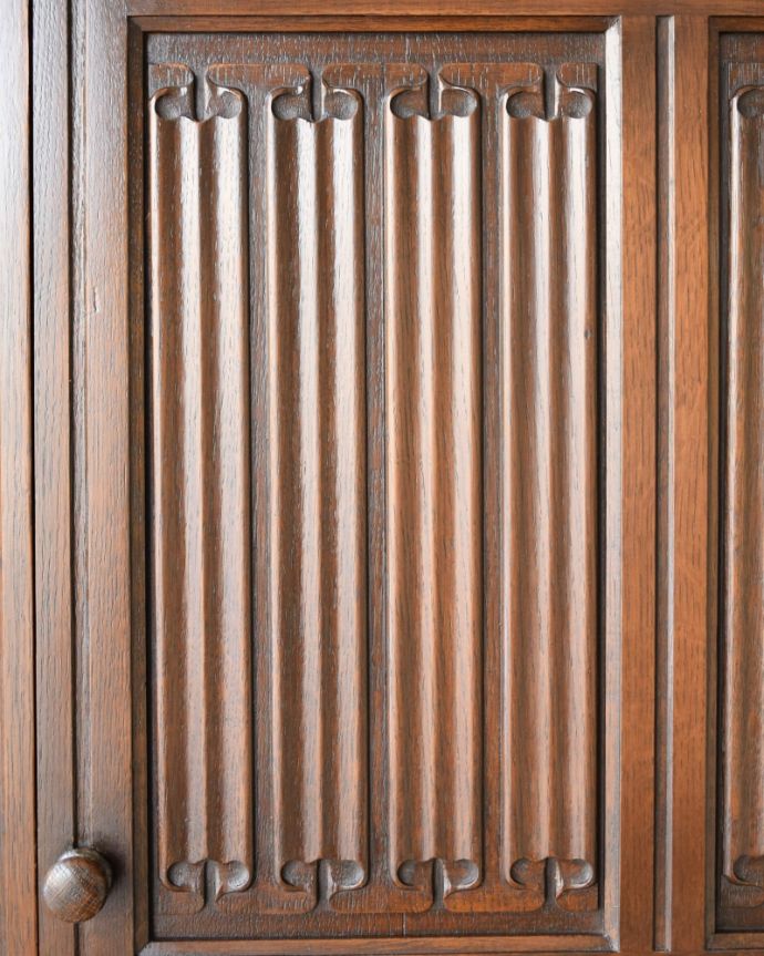 ワードローブ　アンティーク家具　ワードローブ　扉を彩る装飾やっぱり魅力は扉の装飾。(j-2715-f)