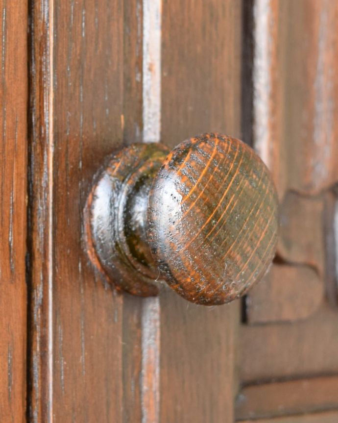 ワードローブ　アンティーク家具　ワードローブ　アンティークらしい素敵な取っ手取っ手のデザインも美しい･･･こんなところからもアンティークらしさが感じられます。(j-2715-f)