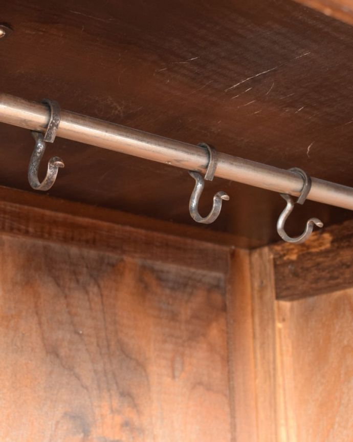 ワードローブ　アンティーク家具　ワードローブ　お洋服を掛ける場所ポールが付いているので、ここにハンガーを掛けてください。(j-2715-f)