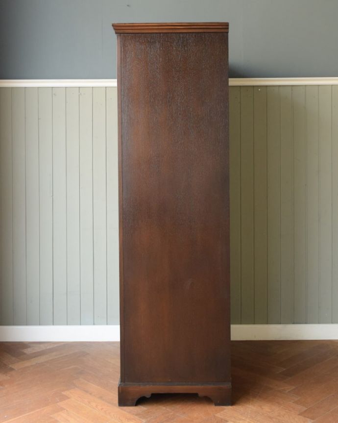 ワードローブ　アンティーク家具　ワードローブ　横から見た姿もステキ正面だけじゃなく横から見るとこんな感じです。(j-2715-f)