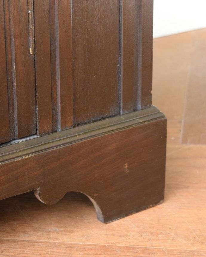 ワードローブ　アンティーク家具　ワードローブ　女性でも運べちゃう理由は･･･Handleのアンティークは、脚の裏にフェルトキーパーをお付けしていますので、重い家具でも床を滑らせて移動出来ます。(j-2715-f)