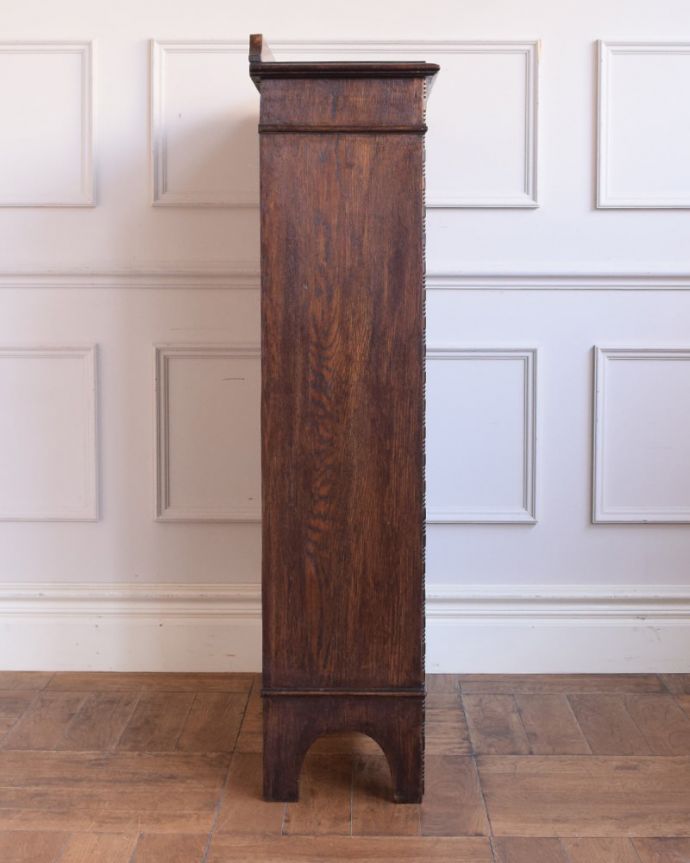 アンティークのキャビネット　アンティーク家具　ブックシェルフ　横から見てもステキしっかり修復したので、横顔だって美しいんです。(j-2716-f)