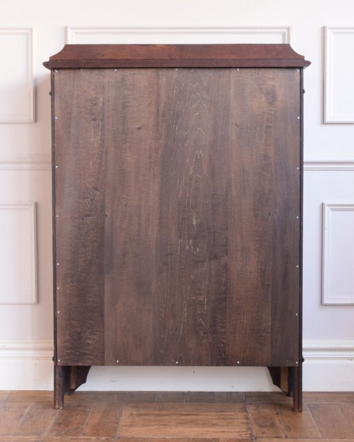 アンティークのキャビネット　アンティーク家具　ブックシェルフ　後ろ姿もキレイですアンティークは新品ではないので、もちろん経年変化によるキズはありますが、専門の職人が修復したので、後ろ姿もキレイです。(j-2716-f)