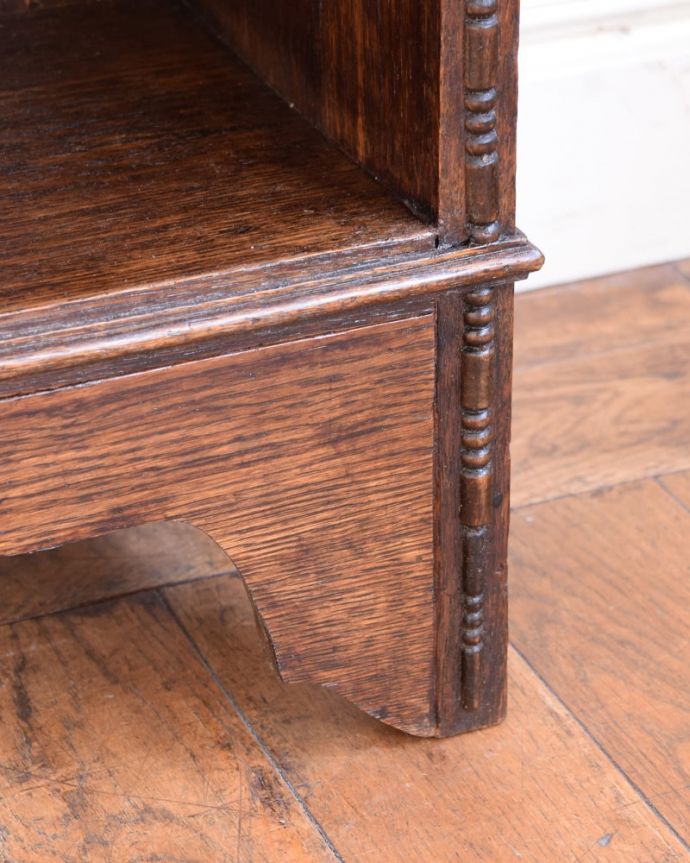 アンティークのキャビネット　アンティーク家具　ブックシェルフ　女性1人でラクラク運べちゃう仕掛けHandleのアンティークは、脚の裏にフェルトキーパーをお付けしています。(j-2716-f)