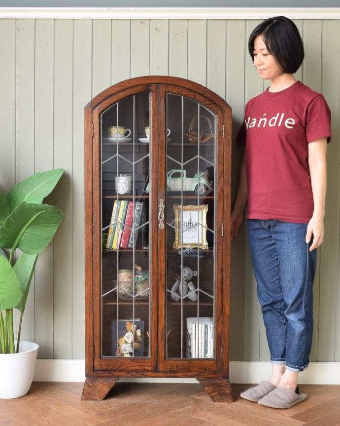 アンティークのキャビネット 【アンティーク家具商品UP用】 キャビネット/ブックケース/トラディッショナル。英国らしい堂々とした風格のあるガラスキャビネット重厚感ある佇まいで、落ち着いた雰囲気を演出してくれる英国のキャビネット。(ht-02-5-5-1)
