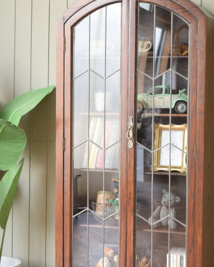 アンティークのキャビネット アンティーク家具 ブックケース ガラス越しに中をのぞいてみると・・・アンティークのガラスを通して中に入っているものを見ると、なんだかちょっと高級に見えるんです。(j-2717-f)