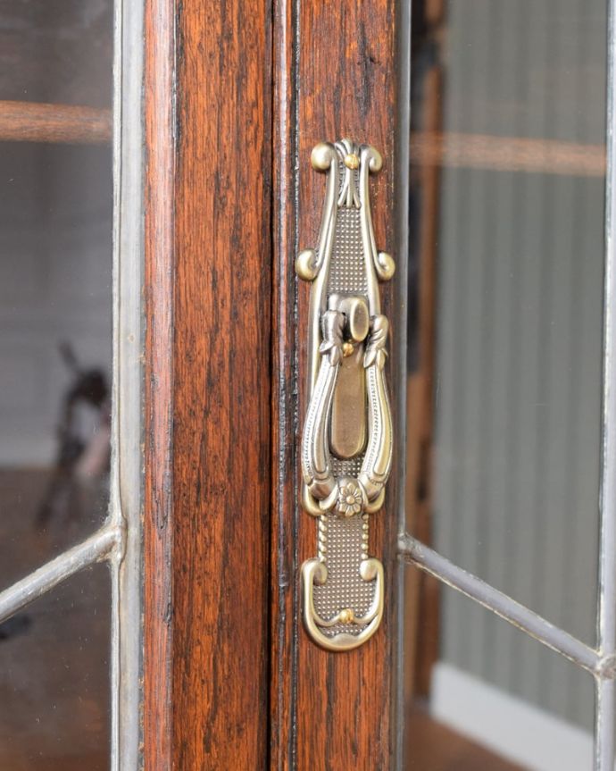 アンティークのキャビネット アンティーク家具 ブックケース 開ける度にワクワクアンティーク家具は取っ手もカッコイイんです。(j-2717-f)