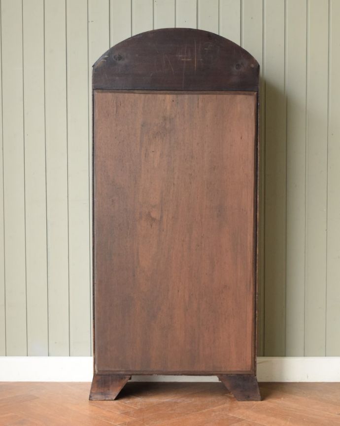 アンティークのキャビネット アンティーク家具 ブックケース 後ろ姿もキレイですアンティークは新品ではないので、もちろん経年変化によるキズはありますが、専門の職人が修復したので後ろ姿にも自信があります。(j-2717-f)