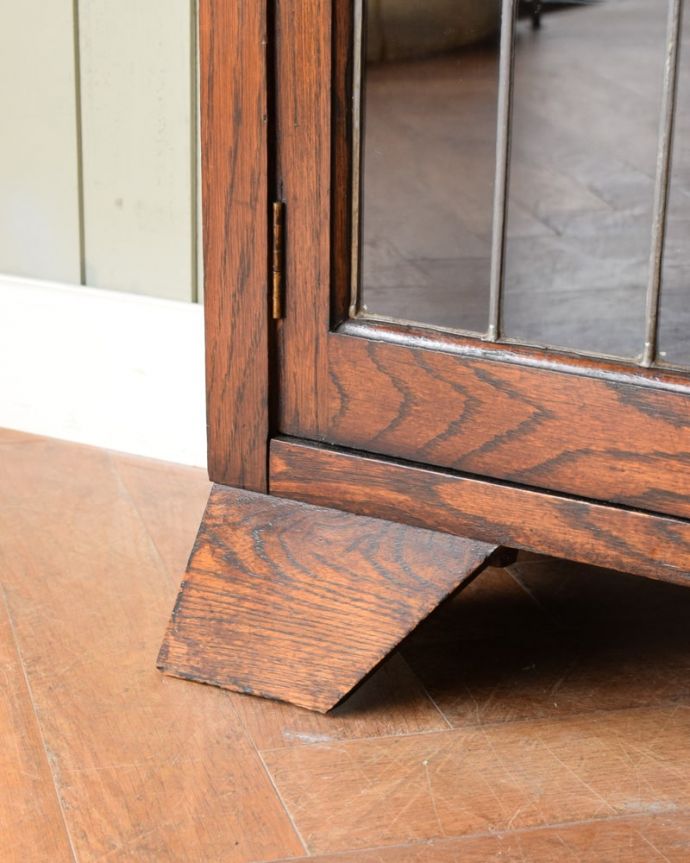 アンティークのキャビネット アンティーク家具 ブックケース 女性1人でラクラク運べちゃう仕掛けHandleのアンティークは、脚の裏にフェルトキーパーをお付けしています。(j-2717-f)