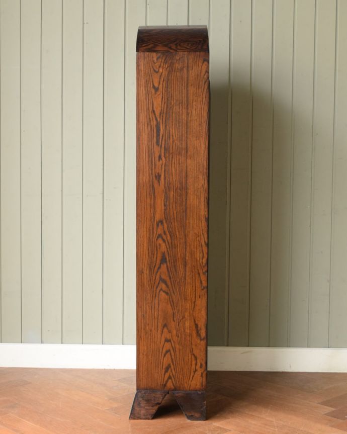 アンティークのキャビネット アンティーク家具 ブックケース 横から見てもステキ横顔だって英国アンティークらしくカッコイイんです。(j-2717-f)