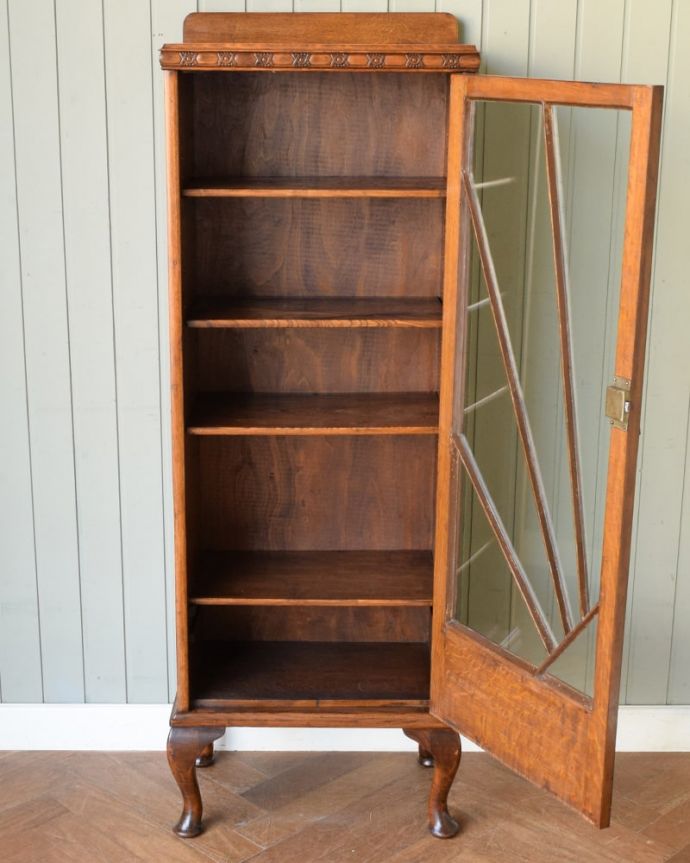 アンティークのキャビネット アンティーク家具 ブックケース 扉を開けると・・・重い本がたっぷり収納できるように頑丈に作られています。(j-2718-f)