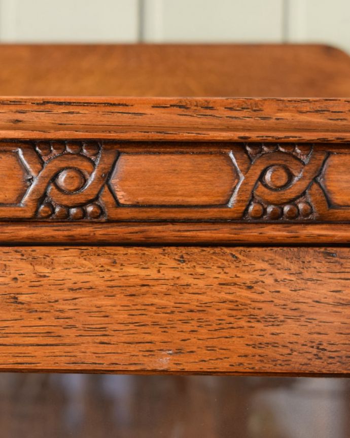 アンティークのキャビネット アンティーク家具 ブックケース 惚れ惚れしちゃう美しさこんなに堅い無垢材に一体どうやって彫ったんだろう?と不思議になるくらい細かい彫にうっとりです。(j-2718-f)