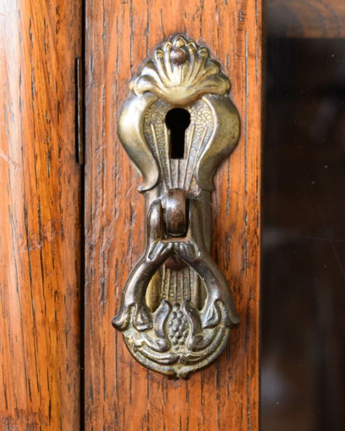 アンティークのキャビネット アンティーク家具 ブックケース 開ける度にワクワクアンティーク家具は取っ手もカッコイイんです。(j-2718-f)