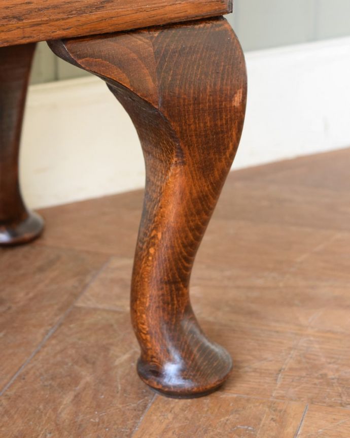 アンティークのキャビネット アンティーク家具 ブックケース 女性1人でラクラク運べちゃう仕掛けHandleのアンティークは、脚の裏にフェルトキーパーをお付けしています。(j-2718-f)