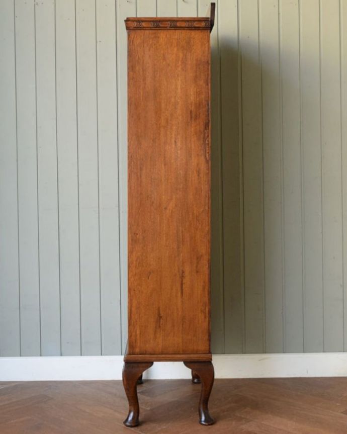 アンティークのキャビネット アンティーク家具 ブックケース 横から見てもステキ横顔だって英国アンティークらしくカッコイイんです。(j-2718-f)