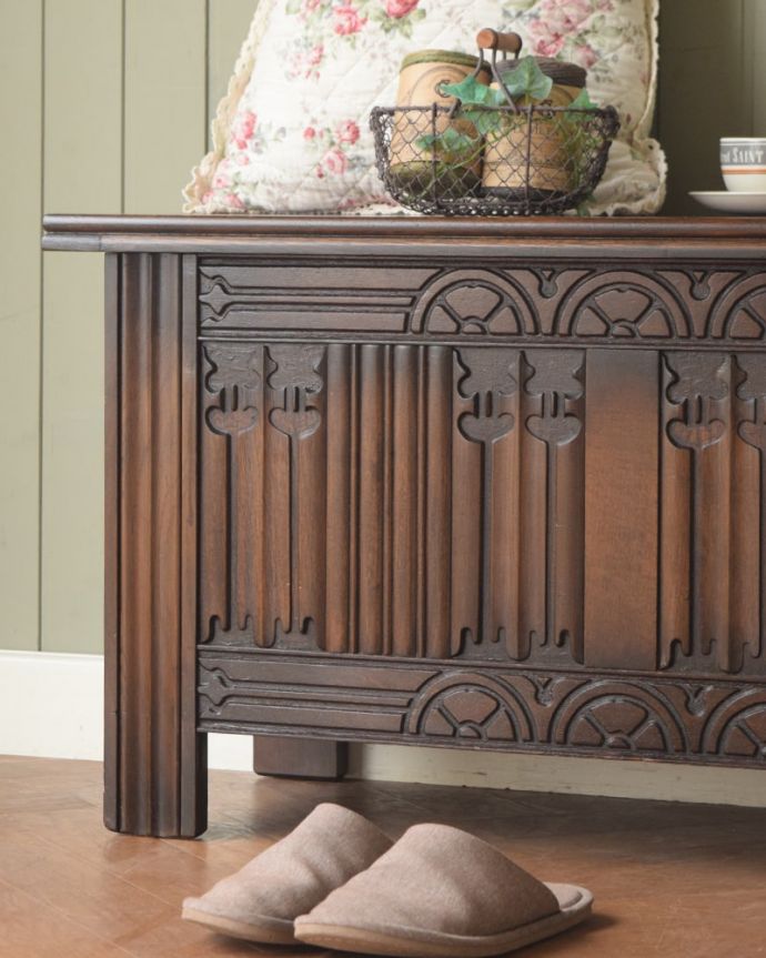 ブランケットボックス・収納ボックス アンティーク家具 コファー アンティークらしい彫りの美しさが魅力豪華な彫りの美しさがアンティークらしい雰囲気。(j-2719-f)