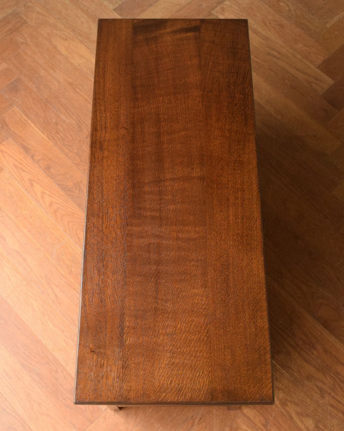 ブランケットボックス・収納ボックス アンティーク家具 コファー 天板もピカピカに仕上げました一番目立つ場所だから、修復の時、天板もキレイに仕上げました。(j-2719-f)