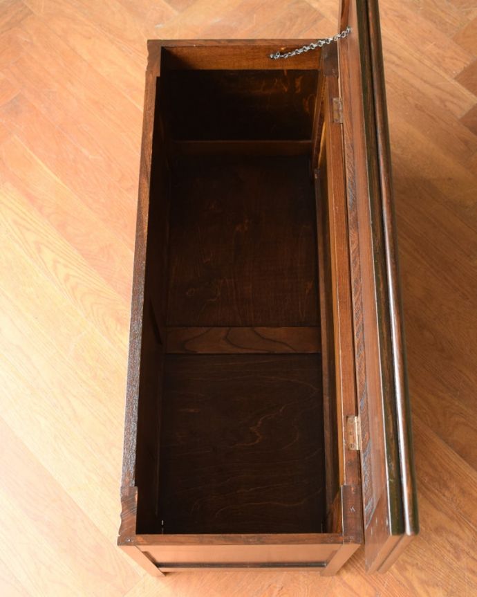 ブランケットボックス・収納ボックス アンティーク家具 コファー フタを開くと・・・本やクッション、ブランケットなど、リビングで散らかっているものをたっぷり収納できます。(j-2719-f)