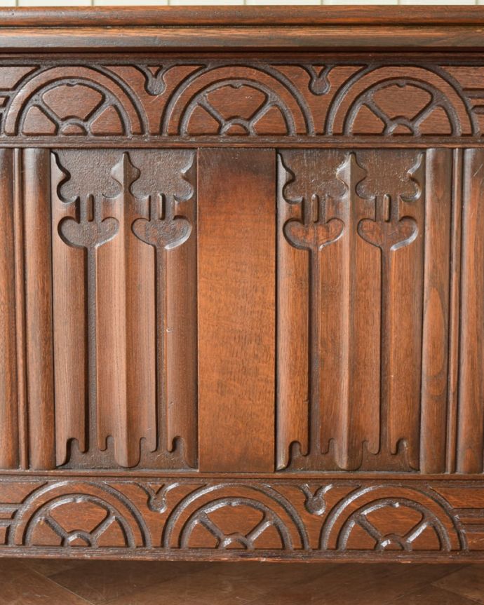 ブランケットボックス・収納ボックス アンティーク家具 コファー 繊細で美しい彫刻まだ機械がそんなに発達していない時代に、どうやって彫ったんでしょう・・・見事です。(j-2719-f)