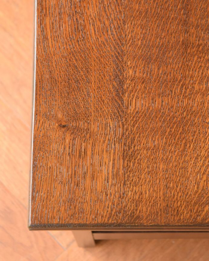 ブランケットボックス・収納ボックス アンティーク家具 コファー 近くで見ると・・・テーブル代わりにも使えるコファ。(j-2719-f)