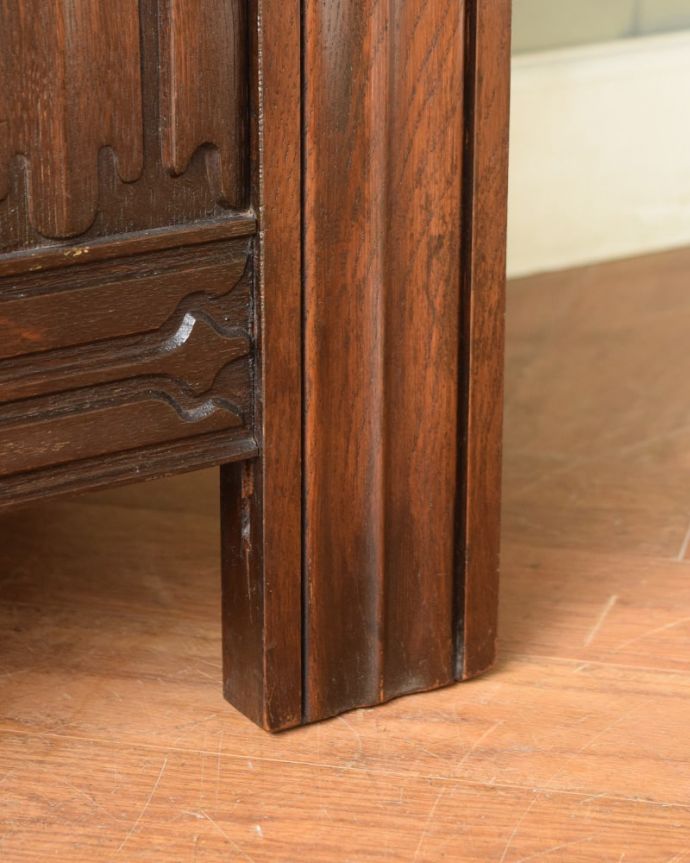 ブランケットボックス・収納ボックス アンティーク家具 コファー 女性1人でラクラク運べちゃう仕掛けHandleのアンティークは、脚の裏にフェルトキーパーをお付けしています。(j-2719-f)