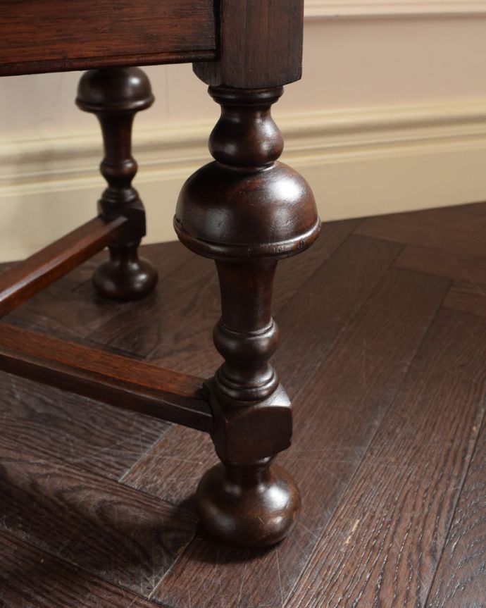 アンティークのテーブル　アンティーク家具　オケージョナルテーブル　持ち上げなくても移動できます！Handleのアンティークは、脚の裏にフェルトキーパーをお付けしていますので、床を滑らせてれば女性1人でも移動が簡単です。(j-2720-f)