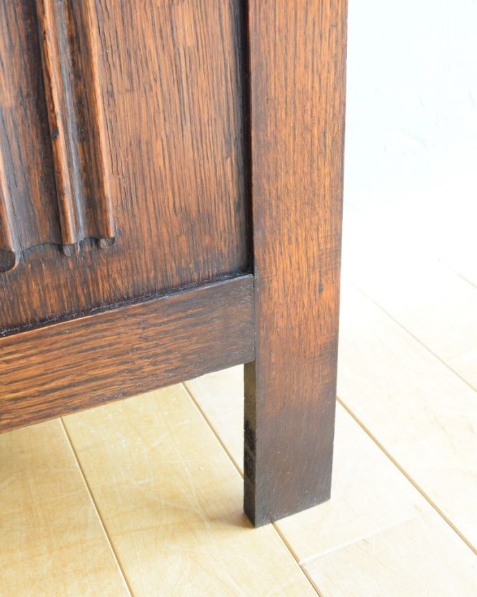 マガジンラック　アンティーク家具　マガジンラック　持ち上げなくても移動ラクラクHandleのアンティーク家具の足の裏にはフェルトキーパーをお付けしています。(j-2721-f)