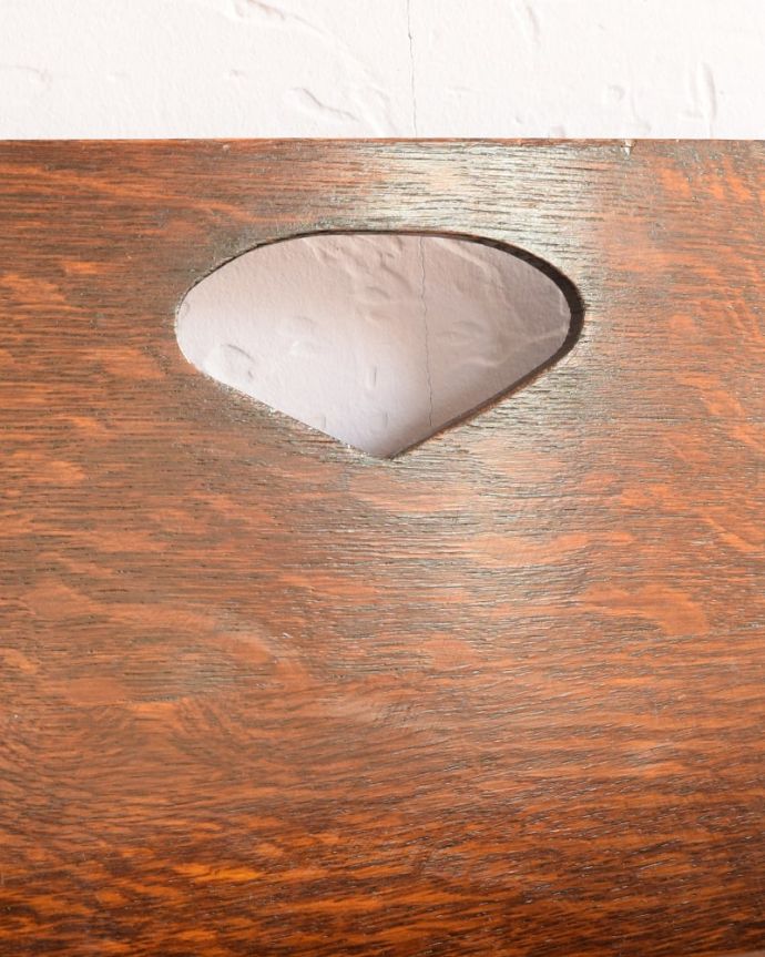 マガジンラック　アンティーク家具　マガジンラック　惚れ惚れしちゃう美しさこんなに堅い無垢材に一体どうやって彫ったんだろう？と不思議になるくらい細かい彫にうっとりです。(j-2721-f)